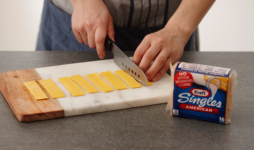 치즈를 길게 4~5등분한다.