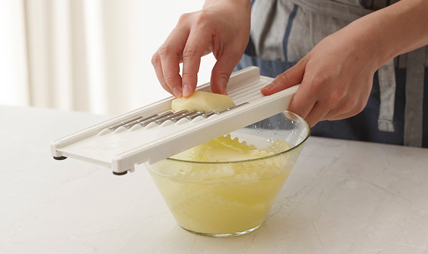 감자는 와플채칼로 썰어 물에 10분 이상 담가 전분기를 제거한다. 