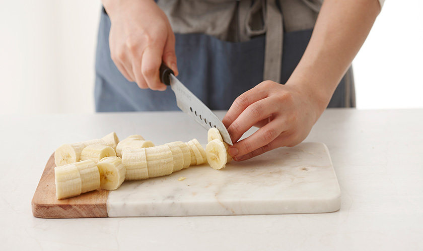 바나나는 껍질을 벗겨 1cm 폭으로 자른다.