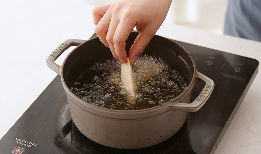 감자튀김을 180℃로 달군 튀김유에 바삭하게 튀긴다. <br>