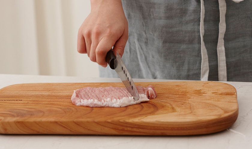 돼지고기는 키친타월로 감싸 핏물을 없애고 칼등으로 두들겨 0.5cm 두께로 만든다.