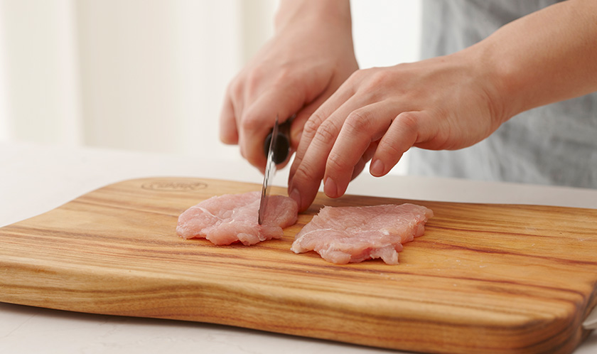 닭가슴살은 칼등으로 두들겨 얇게 만든다.  