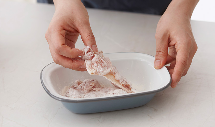 닭다리살에 소금, 후춧가루, 화이트와인을 넣어 밑간한 후, 밀가루를 가볍게 묻힌다.