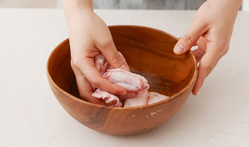 닭날개에 맛술, 생강즙, 마늘가루, 소금, 후춧가루를 뿌려 밑간한다. 