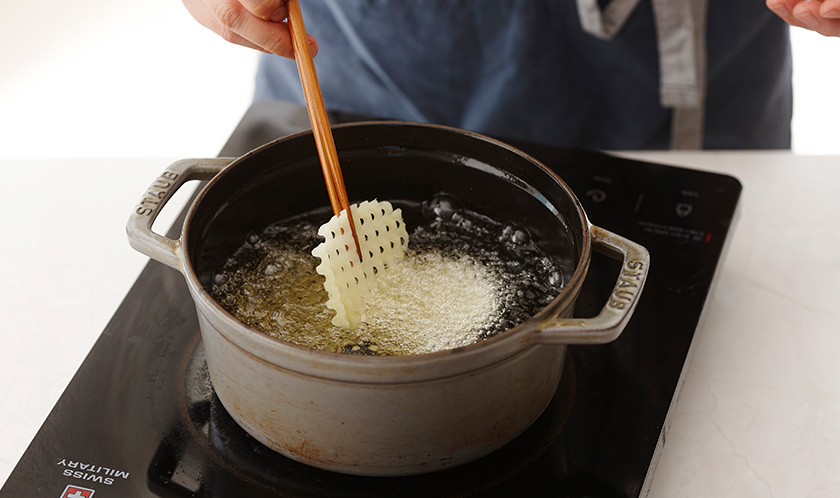 키친타월로 1의 물기를 제거하고 180℃로 달군 튀김유에 바삭하게 튀긴 후 뜨거울 때 소금을뿌린다.