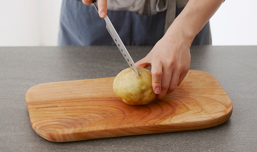 감자는 껍질을 벗기지 않은 채 윗부분에 십자로 칼집을 넣는다.