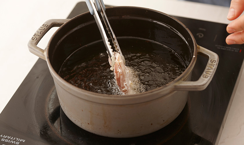 전분가루에 닭다리살를 골고루 묻힌 후 170℃로 달군 튀김유에 튀겨 1cm 폭으로 자른다.