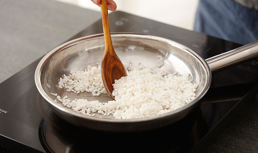 양파가 투명해지면 불린 쌀을 넣고 볶는다.