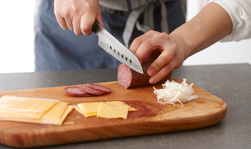 살라미는 얇게 슬라이스하고 치즈는 4등분한다.