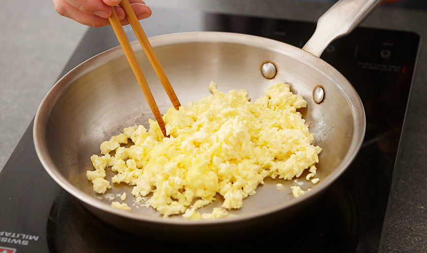 달걀과 생크림을 곱게 풀고, 소금으로 간을 한 후 부드럽게 스크램블한다.