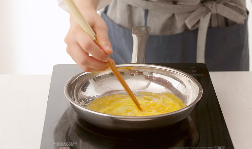 달걀은 소금을 약간 넣고 풀어 식용유를 두른 팬에 스크램블한다. 