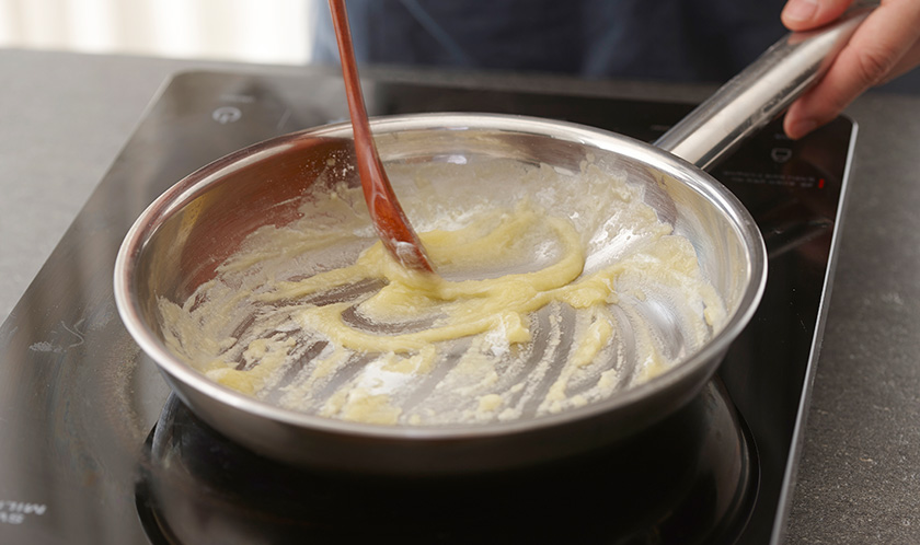 버터를 녹인 팬에 밀가루를 넣어 볶은 후, 우유를 넣어가며 저어 걸쭉하게 만든다.