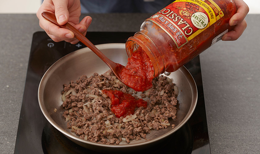 1에 클래시코 구운 토마토와 마늘을 넣어 물기가 없도록 볶는다.
