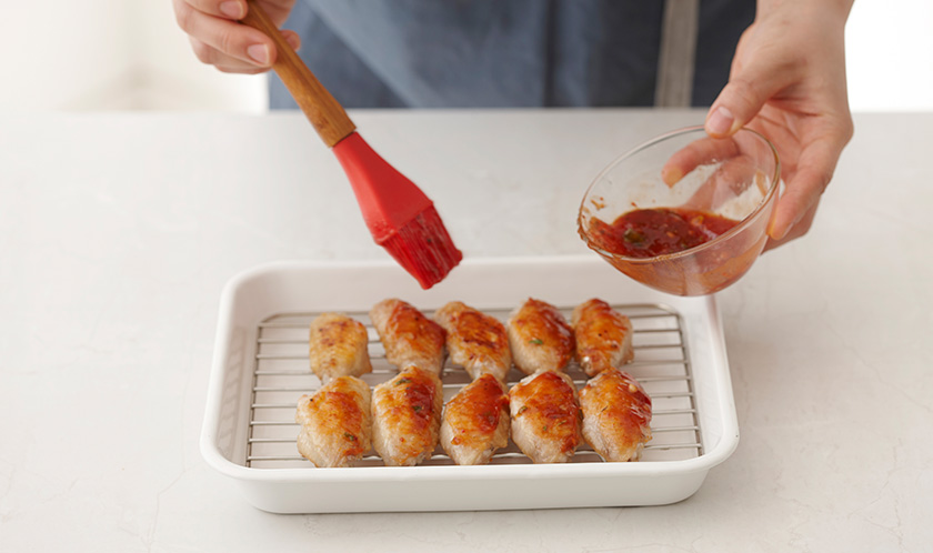 구운 닭날개에 소스를 발라 200℃로 예열한 오븐에서 5분간 굽는다. 