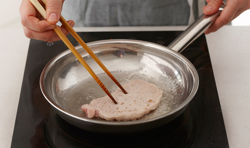 식용유를 두른 달군 팬에 돼지고기를 넣어 중불에서 노릇하게 굽는다.