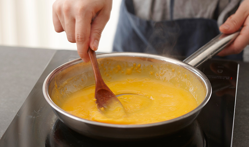 버터를 녹인 팬에 패키지 치즈소스의 1/2양, 우유, 마카로니를 넣어 끓인다.