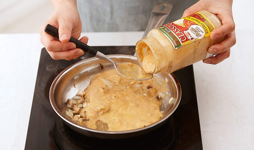 양파가 투명해지면 썬드라이드 토마토 알프레도를 넣고 끓인다. 