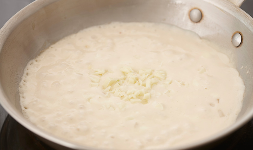 2에 화이트와인과 모차렐라 치즈를 넣고 치즈가 녹을 때까지 끓인다.