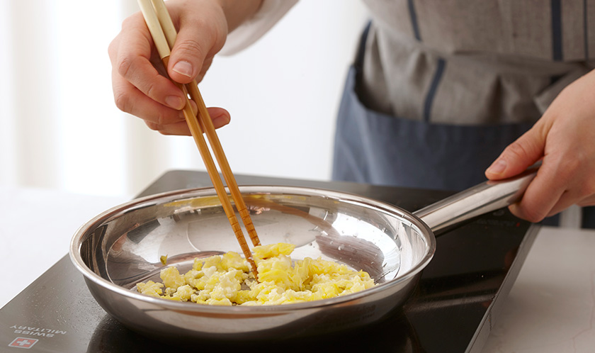 달걀과 올리브오일을 곱게 풀어 소금으로 간을 한 후 버터를 녹인 달군 팬에 부드럽게 스크램블한다.