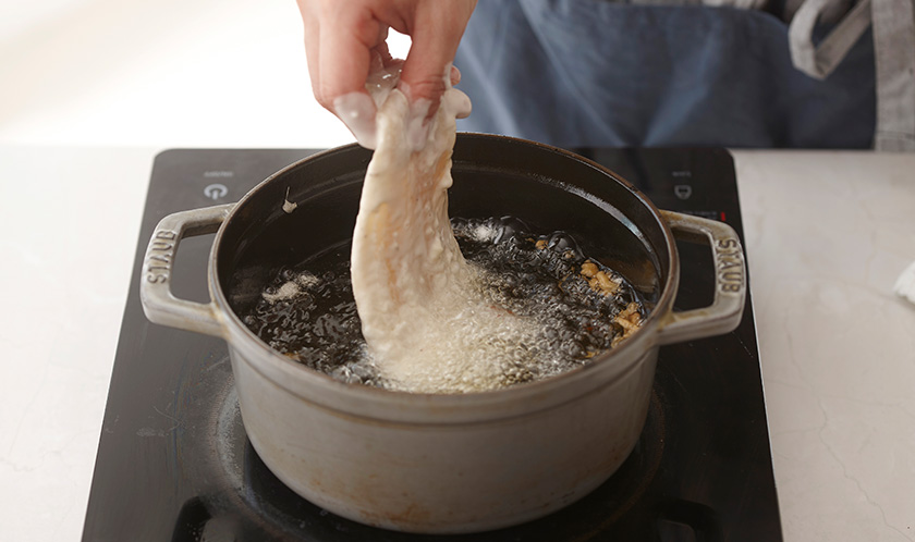 물기를 닦은 가자미포를 밀가루, 2의 순서로 옷을 입혀 180℃로 달군 튀김유에 노릇하게 튀긴다.