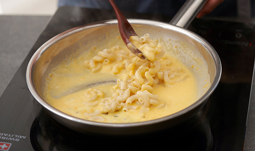 버터를 녹인 팬에 패키지 치즈소스의 1/4양, 우유, 마카로니, 치즈를 넣어 끓인다.