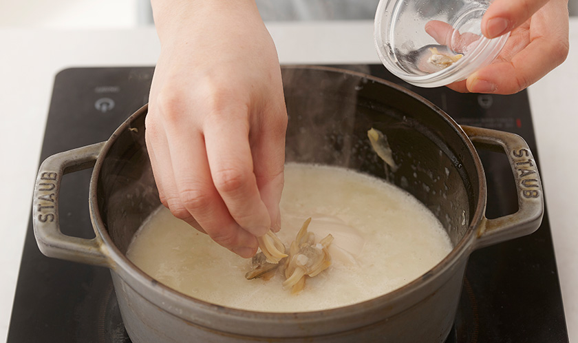 우유와 화이트 소스를 넣고 한소끔 끓인 후 1의 바지락 조갯살을 넣는다.