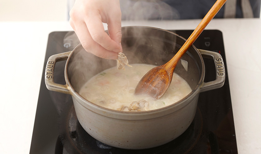 감자가 부드러워지면 비자락살을 넣고 한소끔 끓인 후, 소금, 후춧가루로 간을 하고 파슬리가루를 뿌려낸다.
