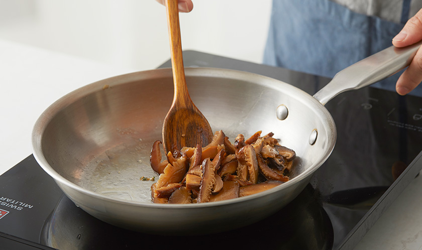 새우살은 끓는 물에 데치고, 표고버섯은 채썰어 분량의 [표고버섯양념]으로 볶는다.
