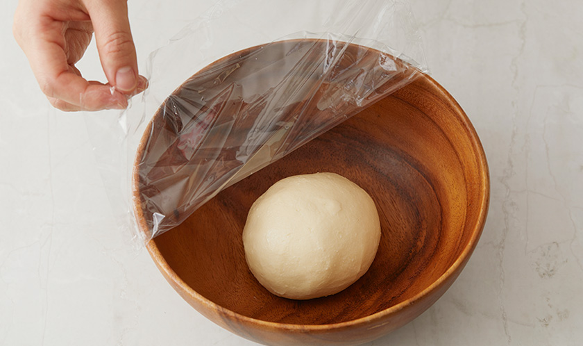 볼에 분량의 [빵반죽]을 넣고 반죽한 후 40분간 1차발효 시킨다.