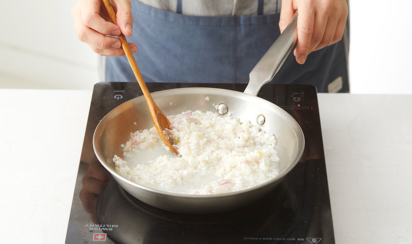 불린 쌀을 넣어 볶다, 물 1컵에 치킨스톡을 녹여 조금씩 넣어가며 볶는다.