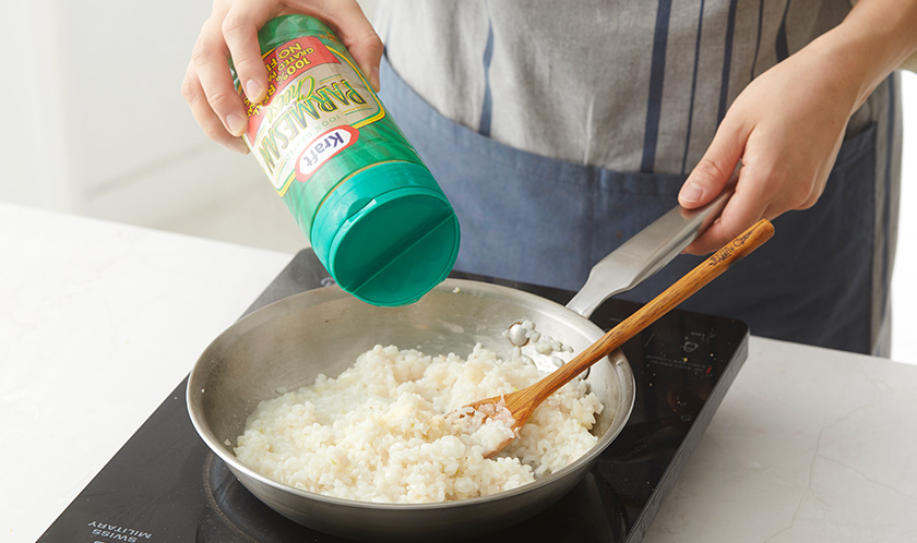 쌀이 고르게 퍼지면 버터, 파마산 치즈, 소금, 후추로 간을 한다.