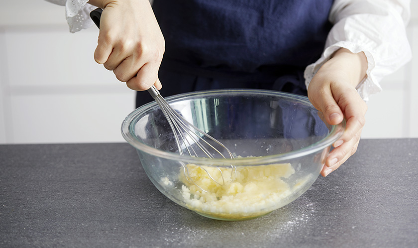 상온에서 두어 부드러워진 버터에 설탕을 두 번에 나눠 넣고 거품기로 부드럽게 섞는다. 